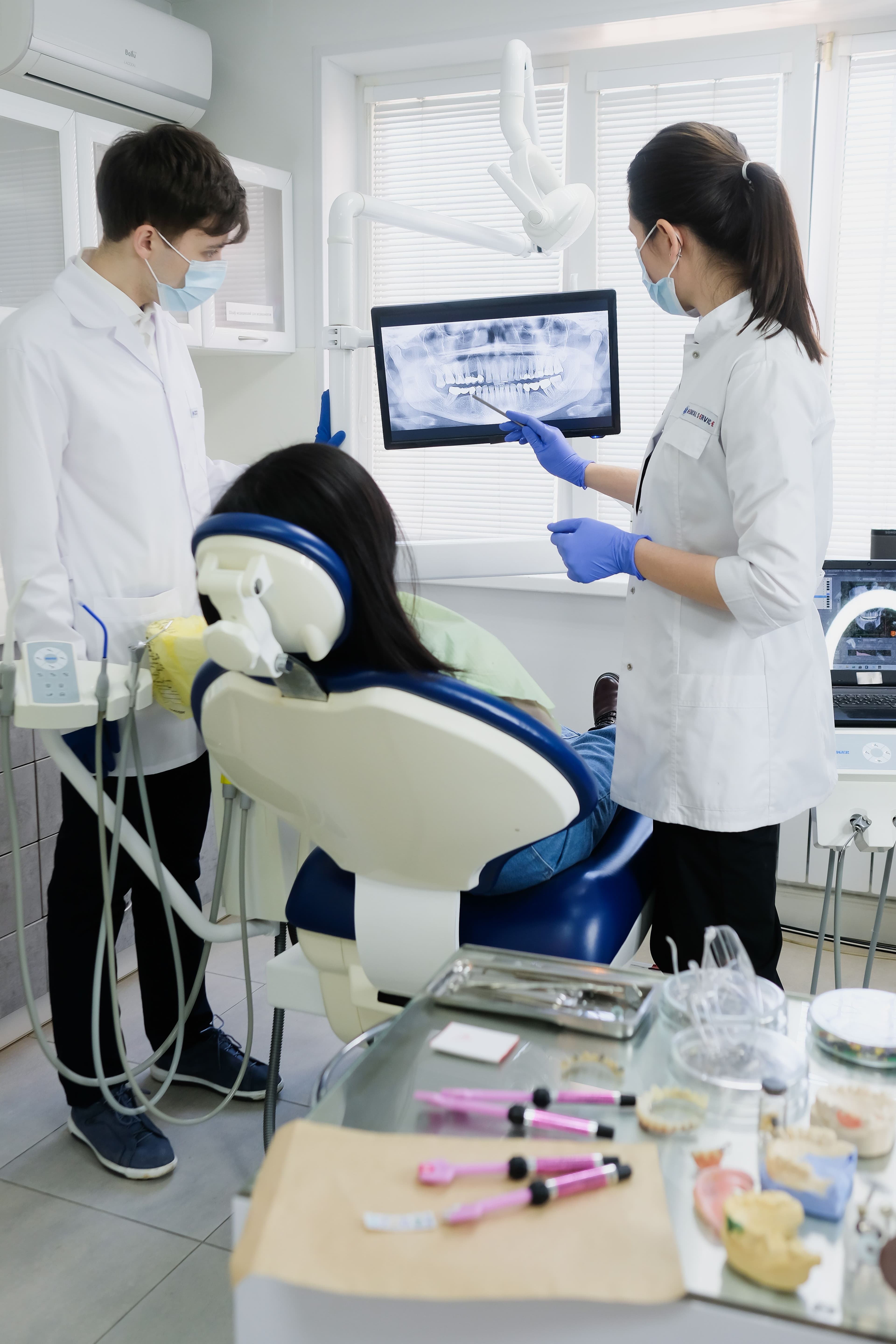 Especialista dental en consultorio